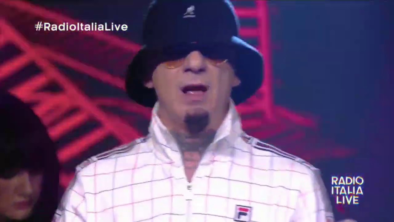 J-AX - La Mia Hit sul palco di #RadioItaliaLive - YouTube