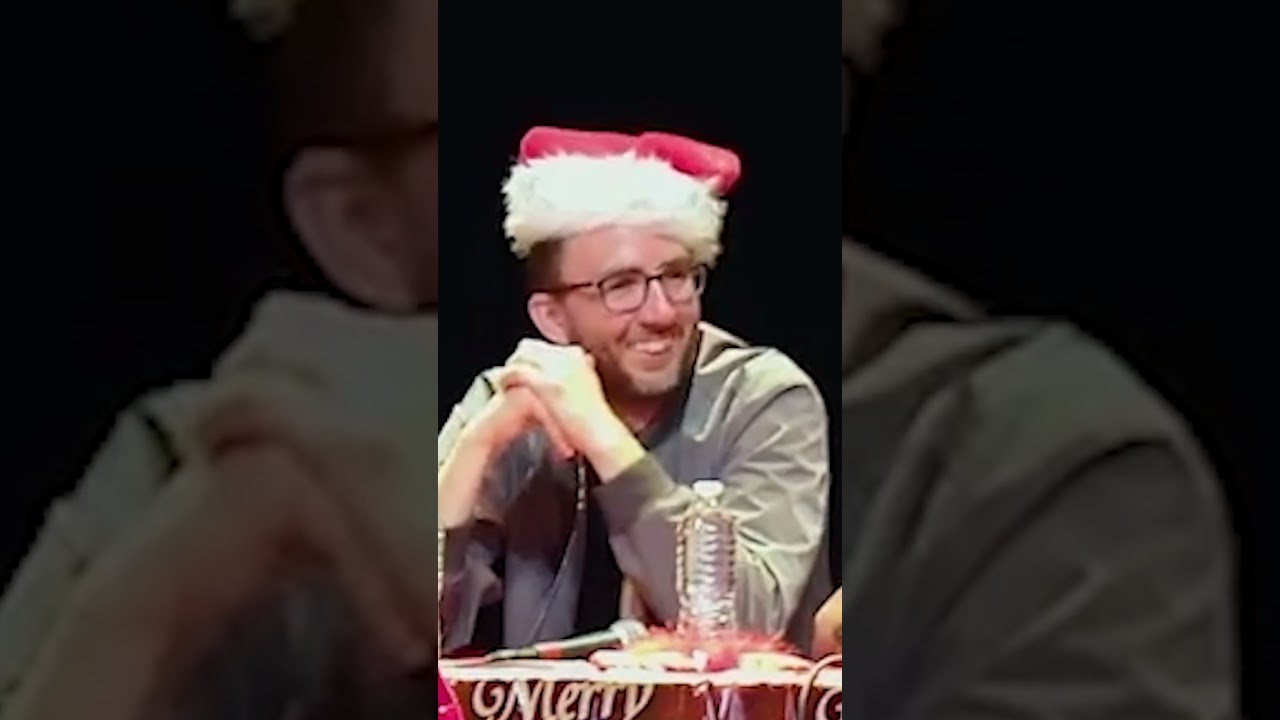 Еврейский Санта высмеивает комиков Нью-Йорка — смотрите полный выпуск @TheRegzShow в прямом эфире...