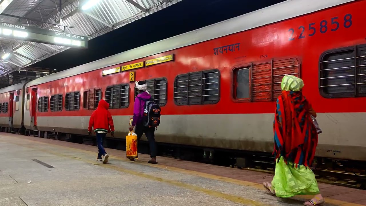 22687 Mysuru Varanasi SF Express Train Arrival Departure Solapur Railway Station
