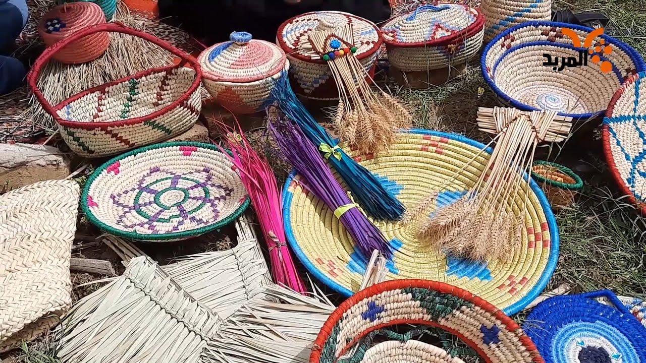 من بقايا النخيل سيدة ميسانية تبرع في صناعة أدوات وأواني منزلية 