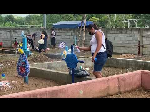 Nicaragüenses regresan en masa a los cementerios por el Día de los Muertos
