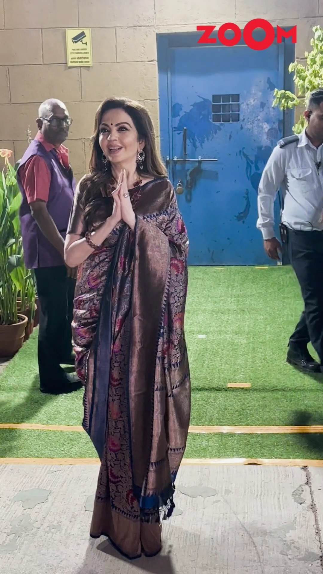 Nita Ambani's SWEET gesture for paps, 'Khana Khakar jana...' ?? #nitaambani #shorts