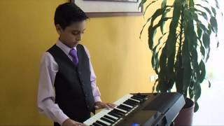NIÑO TOCANDO EL PIANO