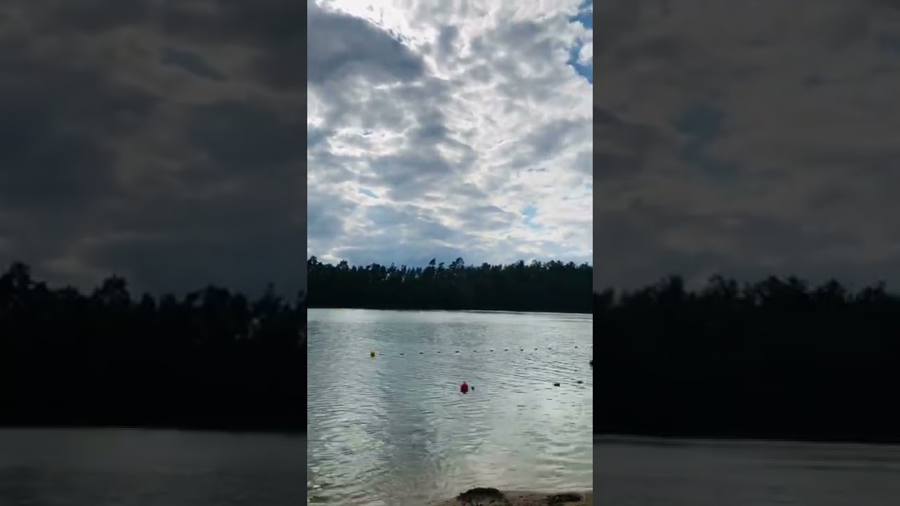 Der See Węgorzyno in Sulęczyno (in der Naehe von Kartuzy/Karthaus)