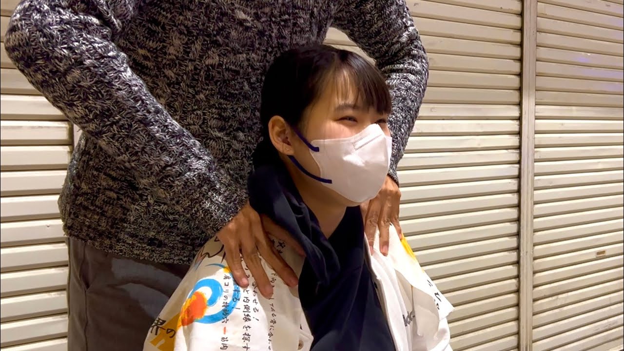 ASMR Массаж плеч для симпатичной студентки, которая только начинает заниматься массажем.