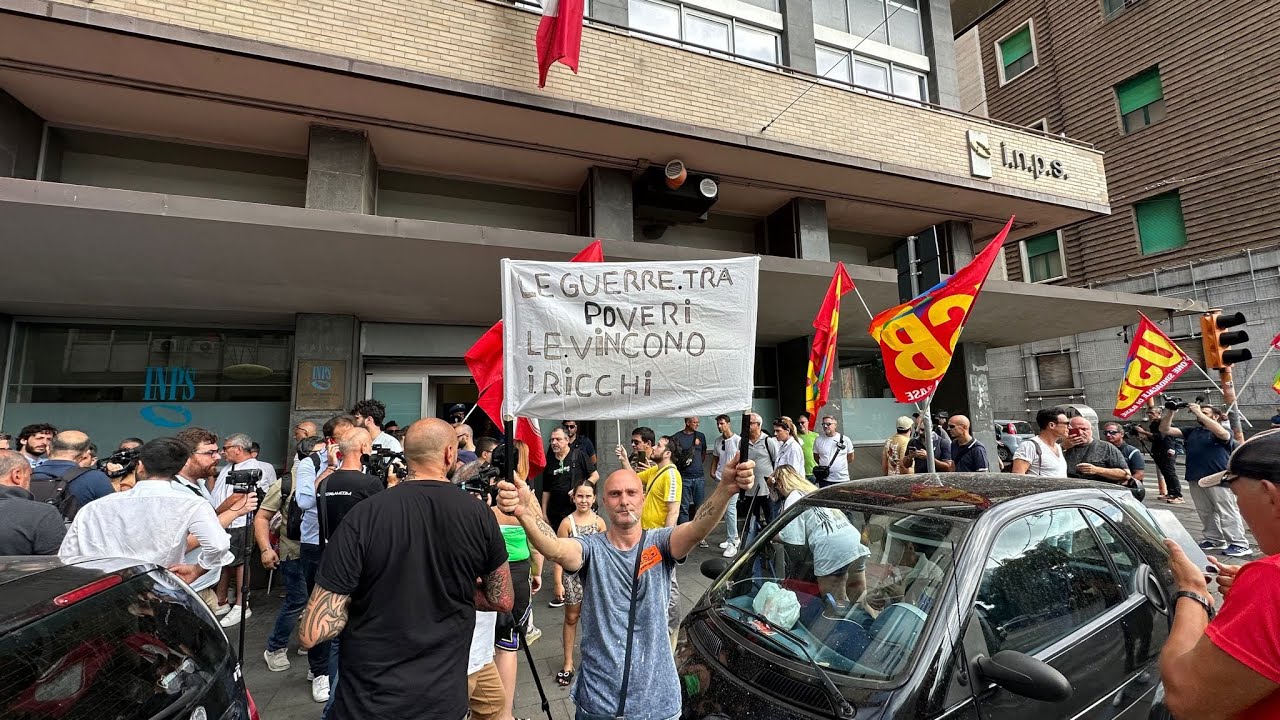 Reddito di Cittadinanza, protesta a Napoli davanti alla sede Inps