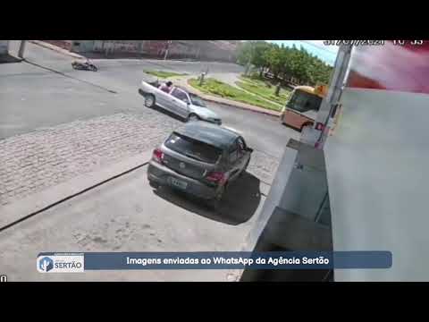 Câmera registrou motociclista sendo arremessado sobre carroceria de pick-up na Avenida Tiradentes