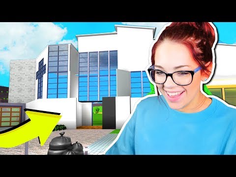 girlfriend plays bloxburg for the first time roblox