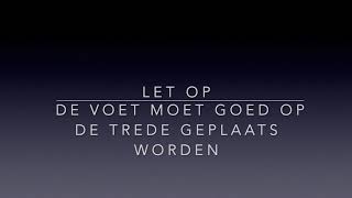 Traplopen De Trap Op Met De Leuning Aan De Aangedane Zijde