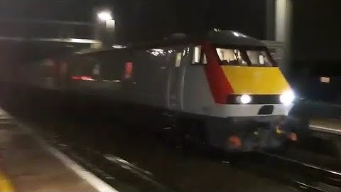 class 82 | 82226 in new Transport for Wales livery with class 67 | 67008 at Reading west 13/11/2019