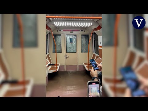 La lluvia por la DANA inunda un vagón del Metro de Madrid con pasajeros dentro