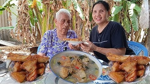 Bà lão 100 tuổi bữa cơm đồng quê, khô cá dứa nấu canh chua bắp chuối, khô dứa chiên rất ngon