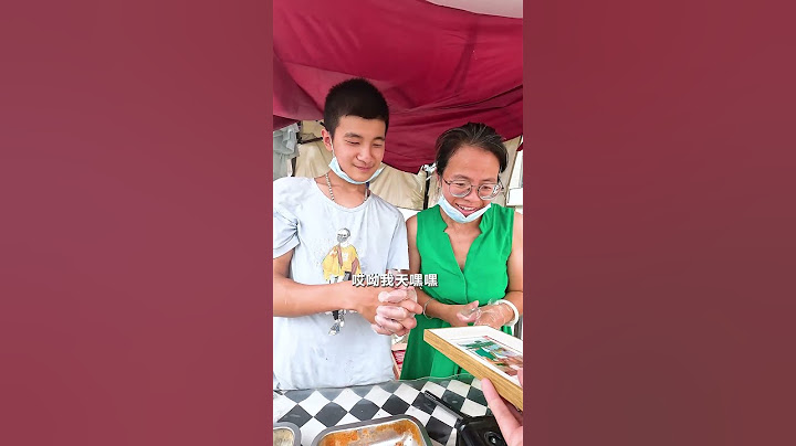 杭州地铁口40°高温妈妈带着脑瘫孩子摆摊 “想让他站着吃饭不想让他跪着乞讨”#摆摊#母爱#妈妈
