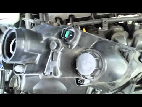 Kia Rondo Headlight Change Tech Tip