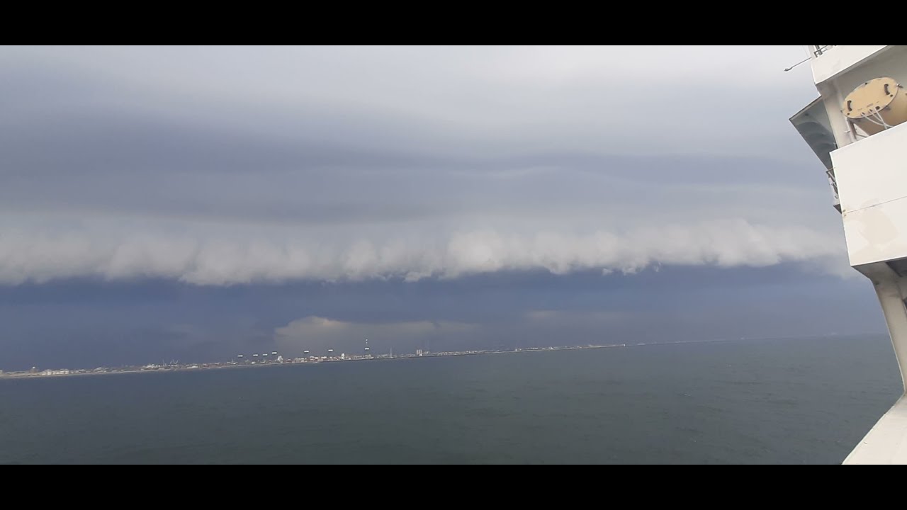 Cloud wall | Clouds over the city 