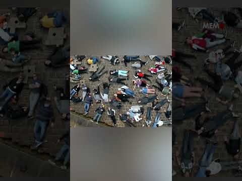 Milhares se fingem de mortos em apoio a Gaza, em San Sebastian, na Espanha