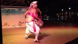 Игра на барабанах, выступление народного музыкально-танцевального коллектива на Шри-Ланке. Часть 2.