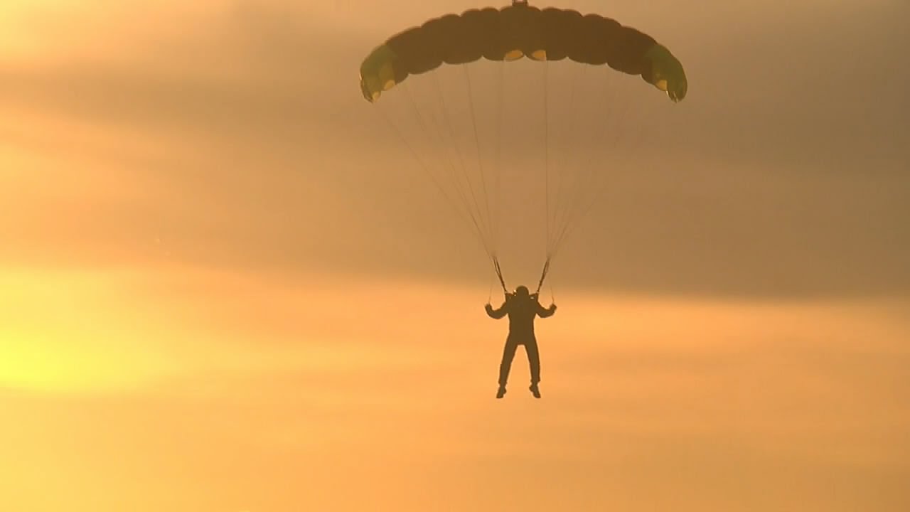 Прыжки с парашютом на закате