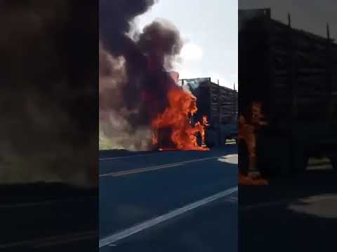 Carreta e moto pegam fogo na BR 101 no trevo de Saionara, Conceição da Barra. Sábado 02 de Julho de