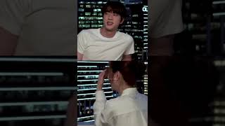 Jin telling dad jokes to Shin Se Kyung 🤣