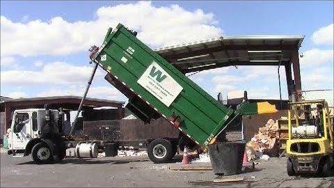 Freightliner Condor/Dempster Recycle One Unloading at the Recycle Center