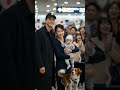 羽田空港に現れた大谷翔平と真美子さん、長女とデコピン──涙の再会
