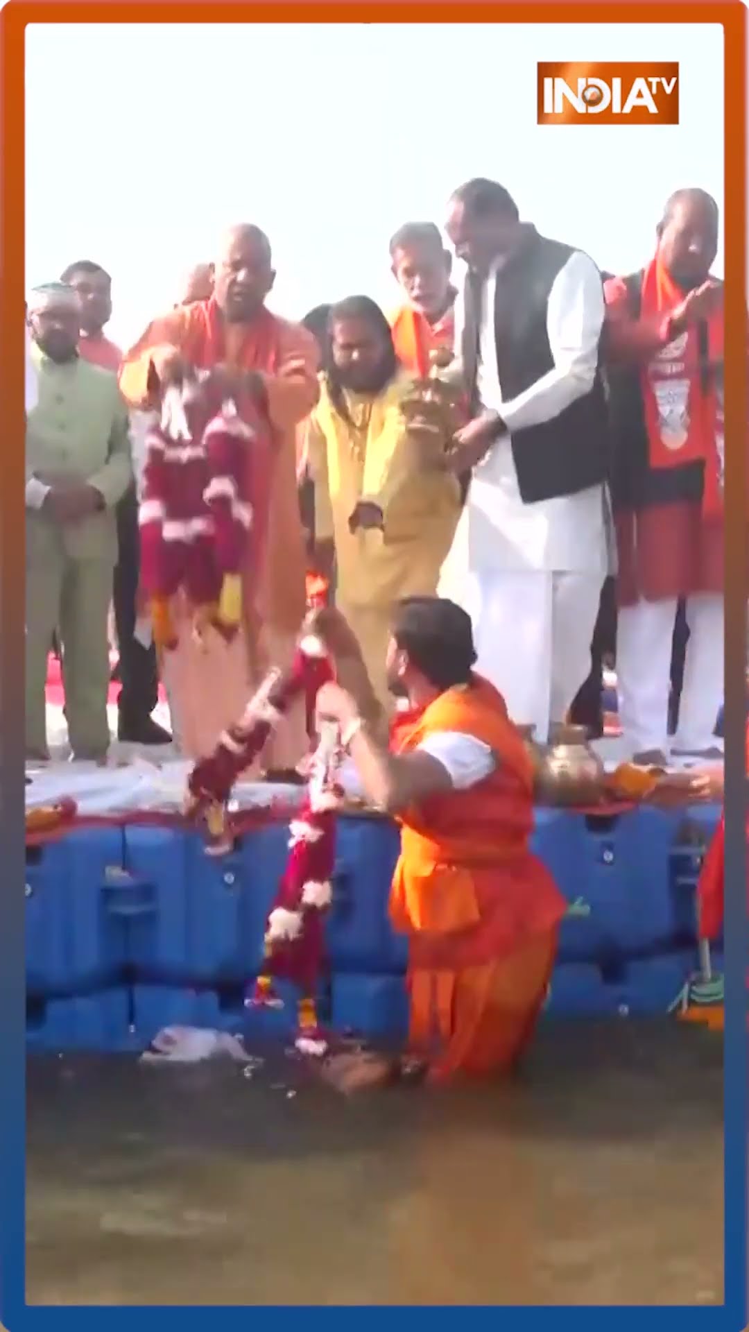 #cmyogi ने #mahakumbh  में की पूजा-अर्चना #mahakumbh2025 #sangam