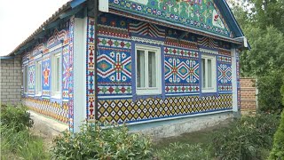 Житель д.Плянта украсил свой дом панно из пластиковых крышек