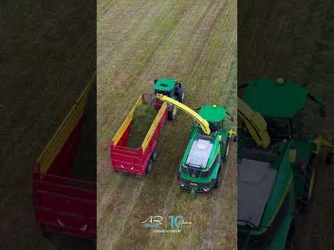 John Deere 9800i chopping through 3rd cut Silage