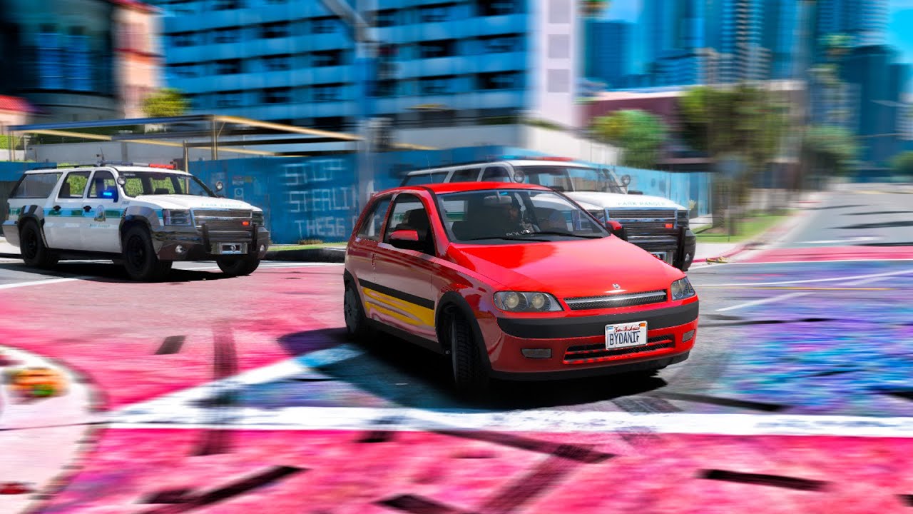 Escapando en un coche del 2003 en GTA