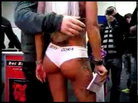 Ayolning XXX surati Kamar erotikasi bilan paypoqdagi etuk xotinlar