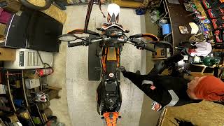 231203 Checking the valve clearances KTM 690