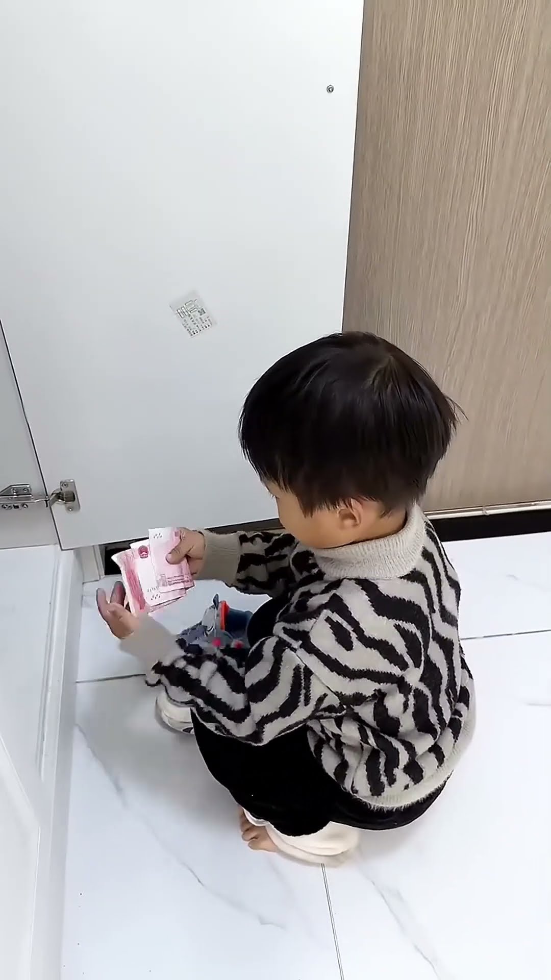 爸爸这次懵圈了吧，私房钱明明放口袋了呀！#Cute baby#Cute#呆萌小米宝#聪明宝宝#萌娃