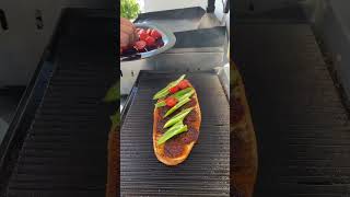 Bu Sucuklu Tostu Yi̇yen Vaz Geçemi̇yor