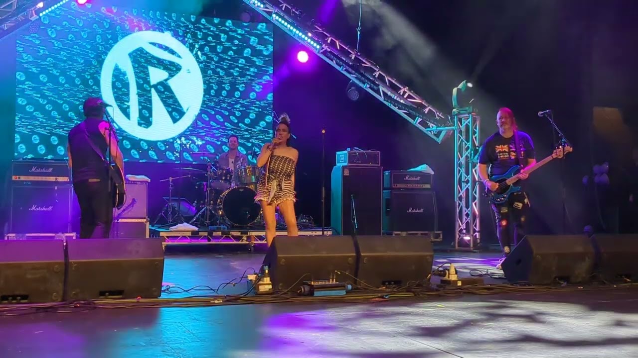 Ver BOW WOW WOW - Louis Quatorze (Rebellion Festival 2026, Blackpool, UK) en YouTube Ver BOW WOW WOW - Louis Quatorze (Rebellion Festival 2026, Blackpool, UK) en YouTube