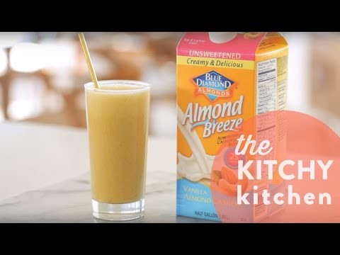 how-to-make-a-turmeric-smoothie-//-living-deliciously-with-almond-breeze