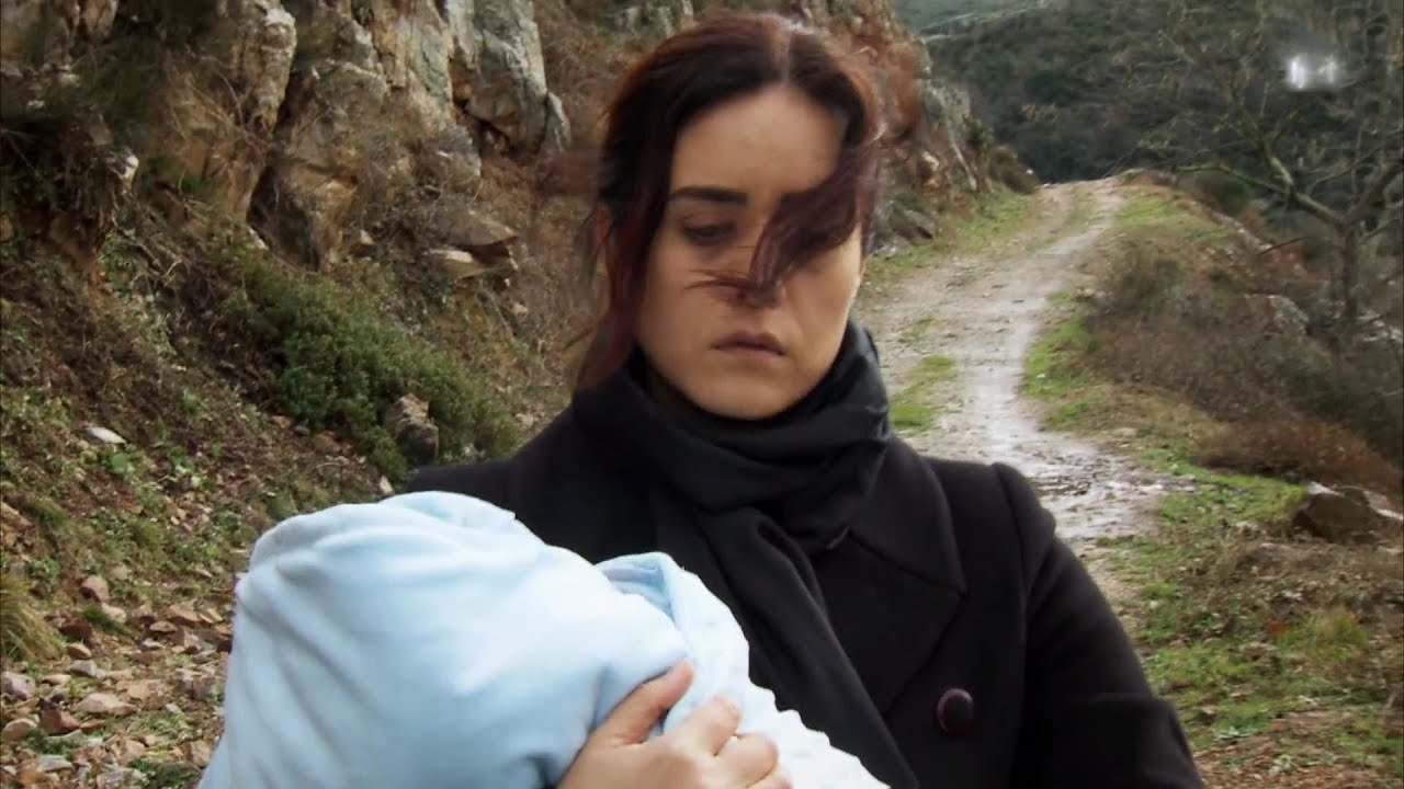 الام صارت مجنونة بعد وفاة بنتها زهرة وبتاخد بنتها وبتهرب!