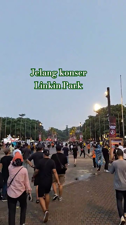 Penonton konser Linkin Park memasuki stadion