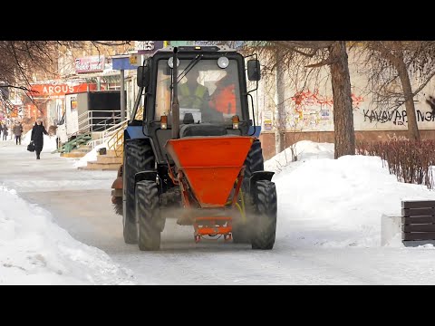 В гололед спецтехника посыпает тротуары песком