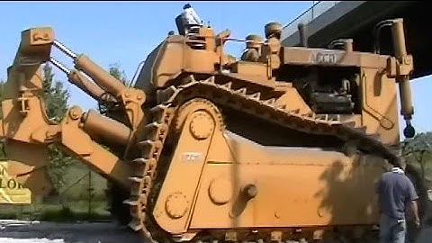 The 150-tonne super bulldozer lying dormant in Italy | Extraordinary Engineering