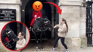 UNBELIEVABLE! STUPID TOURIST SLAPS THE KING’S HORSE! SEE WHAT HAPPENS!