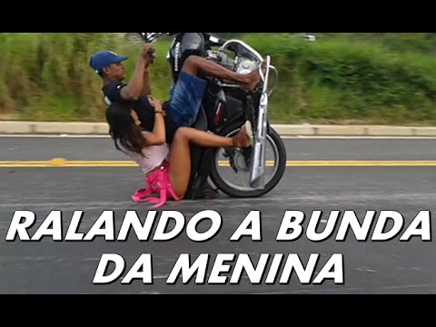 RALANDO A BUNDA DA MENINA !!!