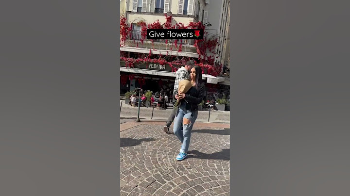 Give flowers to stranger 🌹🤫😉 #pourtoi #foryou #fypシ #viral #emotional #fyp