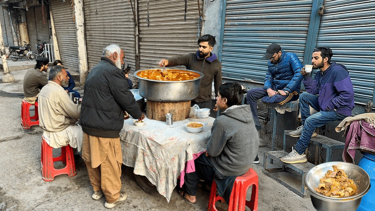 THIS RS 100 PAKISTANI BREAKFAST IS INSANE 🤤 | STREET FOOD CHAOS IN LAHORE!