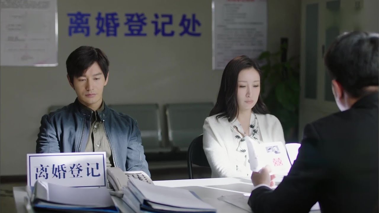 Как только супруги развелись, местные тираны начали преследовать одиноких девушек.