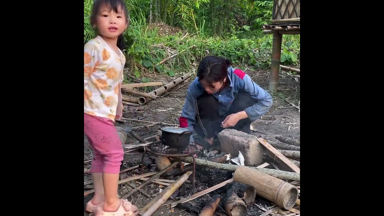 “Single Mom & Daughter Survive in Forest – Discover Wild Chicken Egg Nest by Chance”
