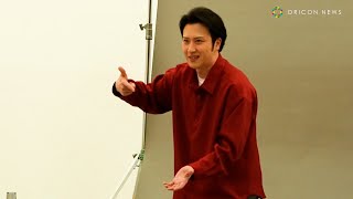 尾上松也、スタッフからエア食リポを要求されタジタジ！？　『まんぞくプレート』シリーズ新テレビCM「松也、冷凍定食を食す」篇メイキング映像