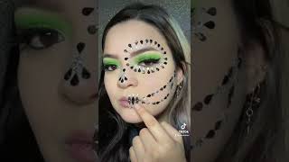 Easy Calavera / Sugar Skull look #skullmakeup #halloweenmakeuplook #lastminutehalloween