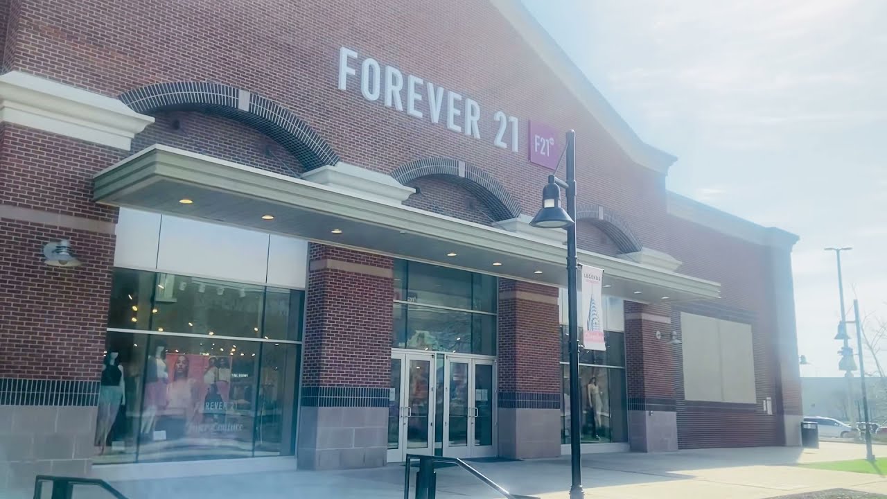 Steady stream of shoppers arrive at The Legends Outlets in KCK 