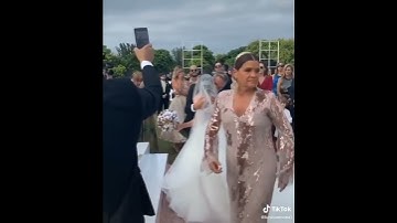 Thumbnail of Camilo rompe en llanto cuando ve a evaluna caminar al altar con su papa